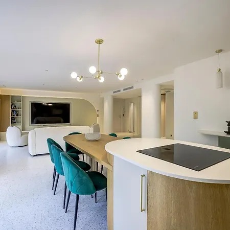 Perle Rare Au Coeur De La Pinede Антиб